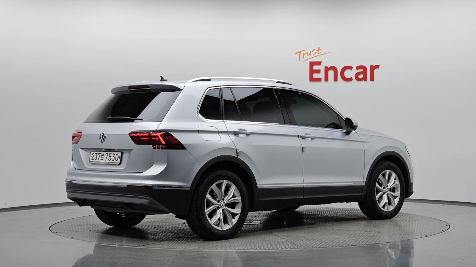 VW Tiguan 2.0 TDI* BLIND SPOT* ЕЛ. БАГАЖНИК* КРАЙНА ЦЕНА, снимка 2 - Автомобили и джипове - 55318891