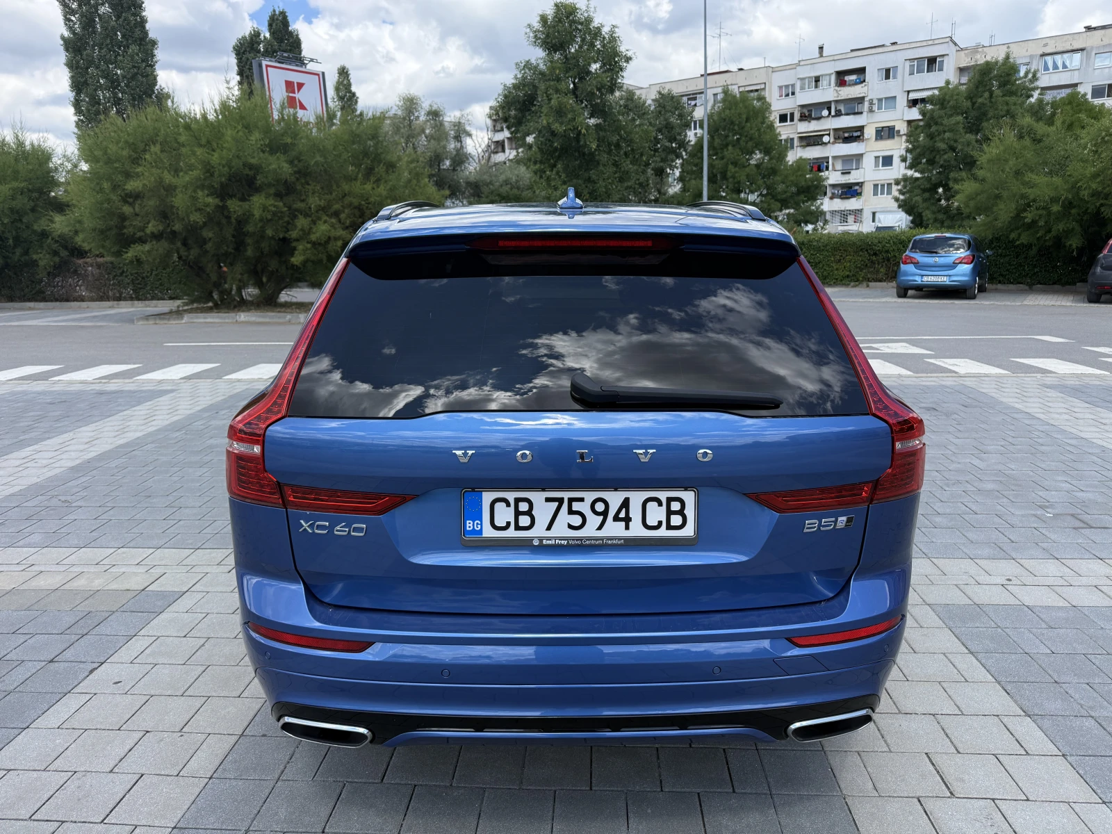 Volvo XC60 R-Design, снимка 2 - Автомобили и джипове - 55418649