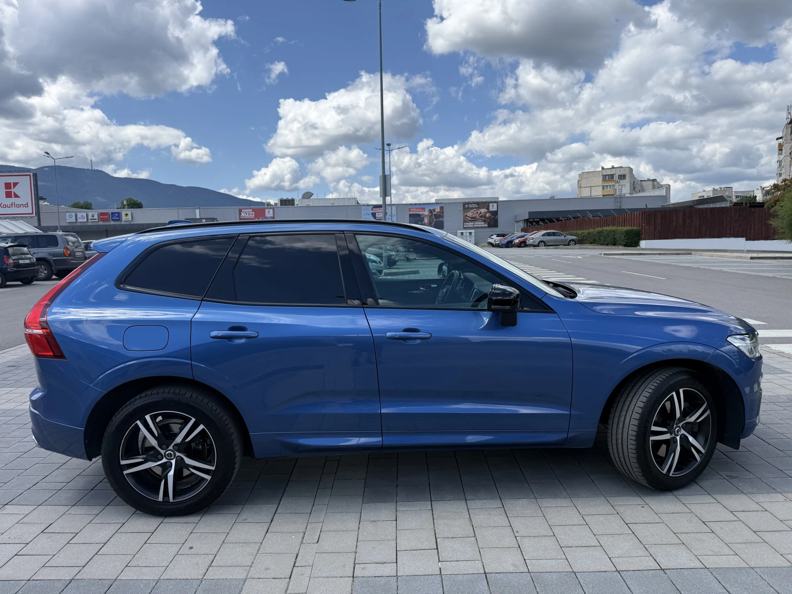Volvo XC60 R-Design, снимка 4 - Автомобили и джипове - 55418649