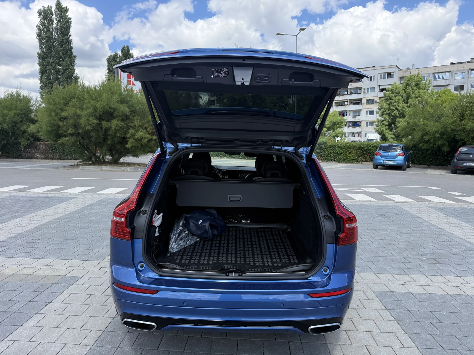 Volvo XC60 R-Design, снимка 3 - Автомобили и джипове - 55418649