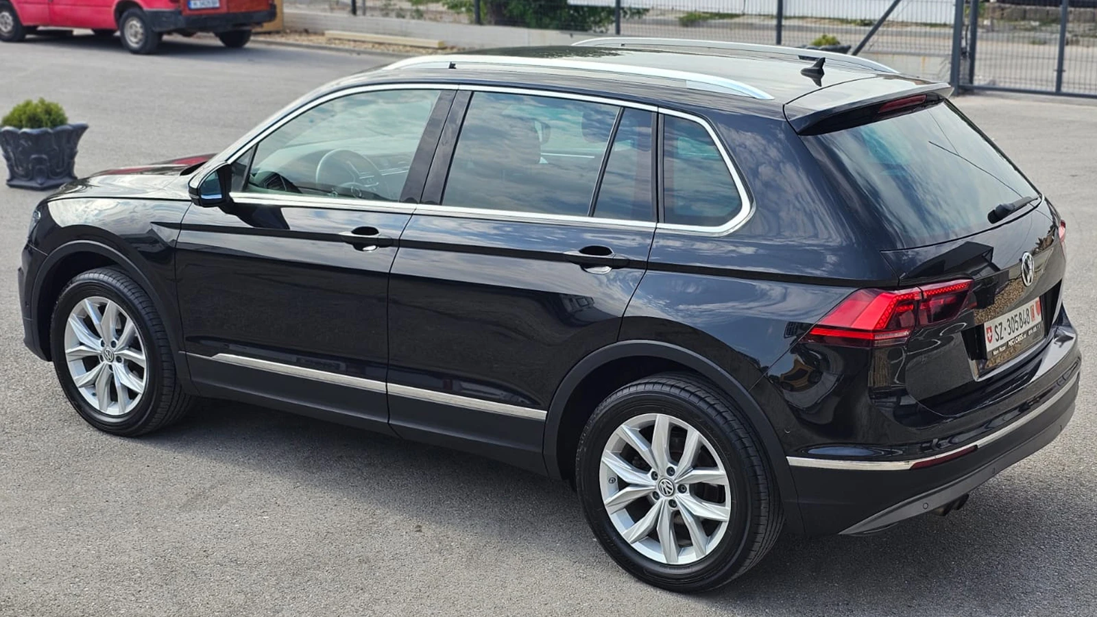 VW Tiguan 2.0TDi 150HP 4x4 7DSG CH-ДИСТРОНИК-LED-ЛИЗИНГ, снимка 4 - Автомобили и джипове - 55801711