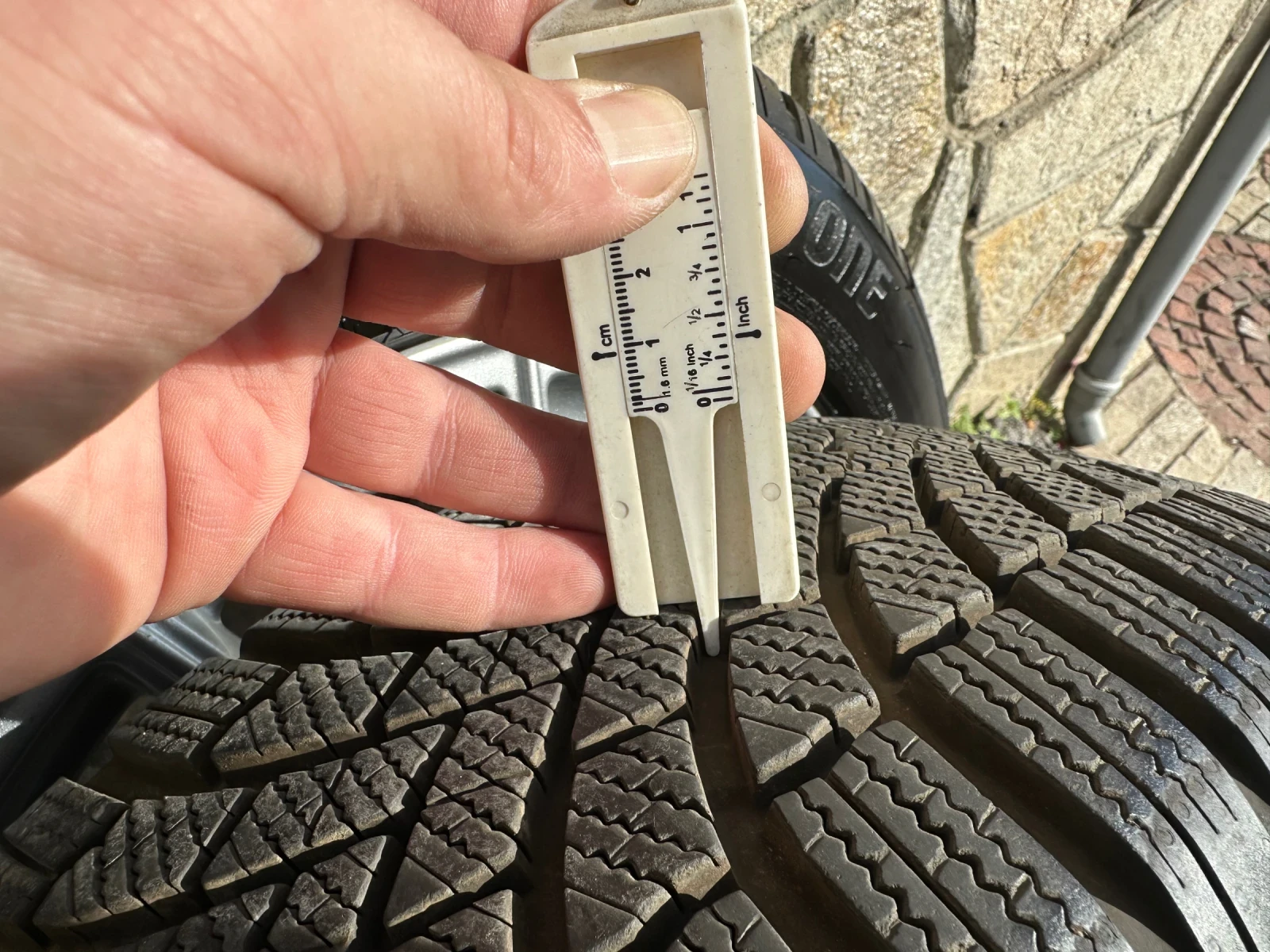 Гуми Зимни 205/55R16, снимка 7 - Гуми и джанти - 56277843