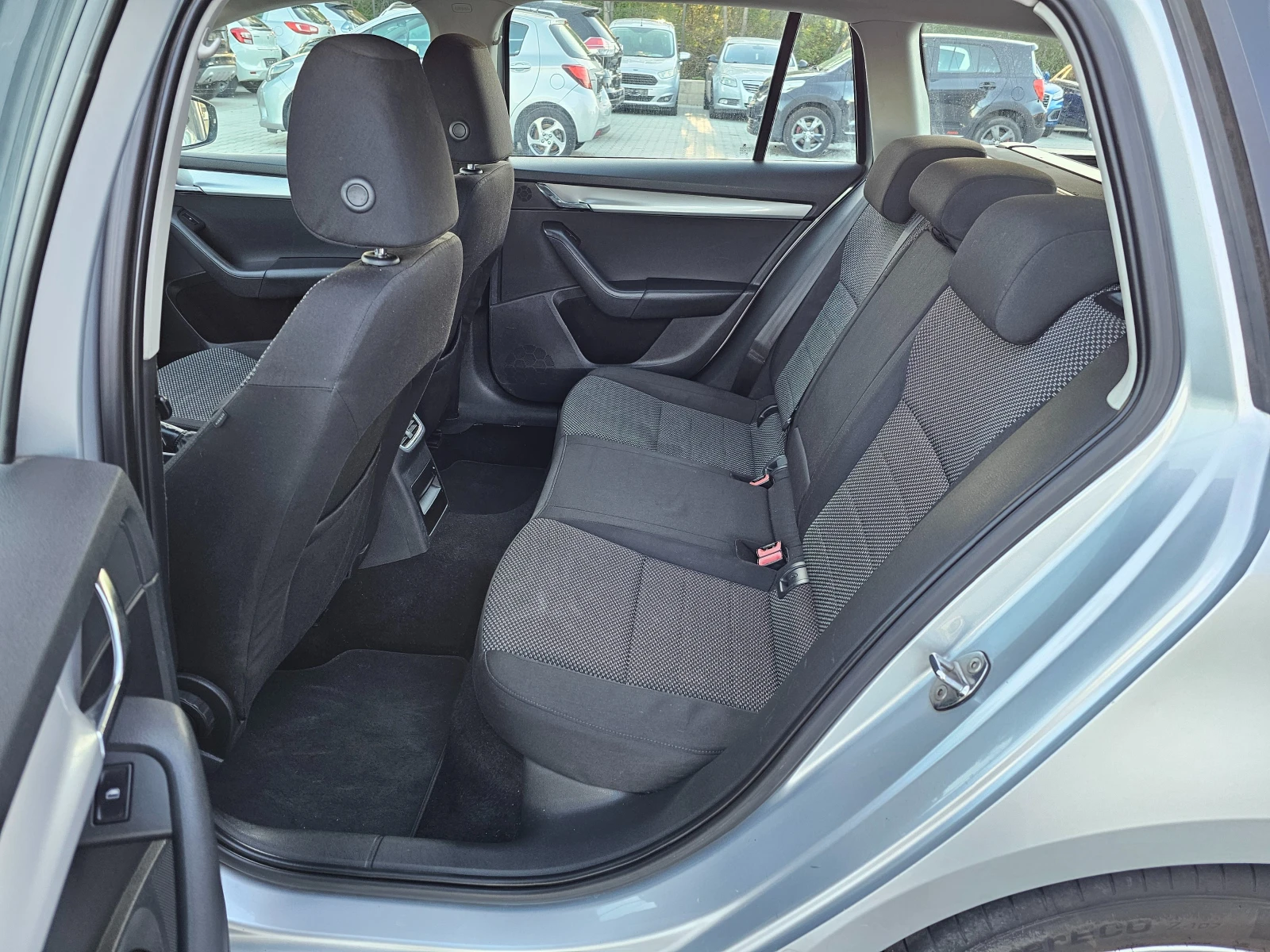 Skoda Octavia 1.6TDI, 105к.с., Нави, Обслужена! - изображение 9