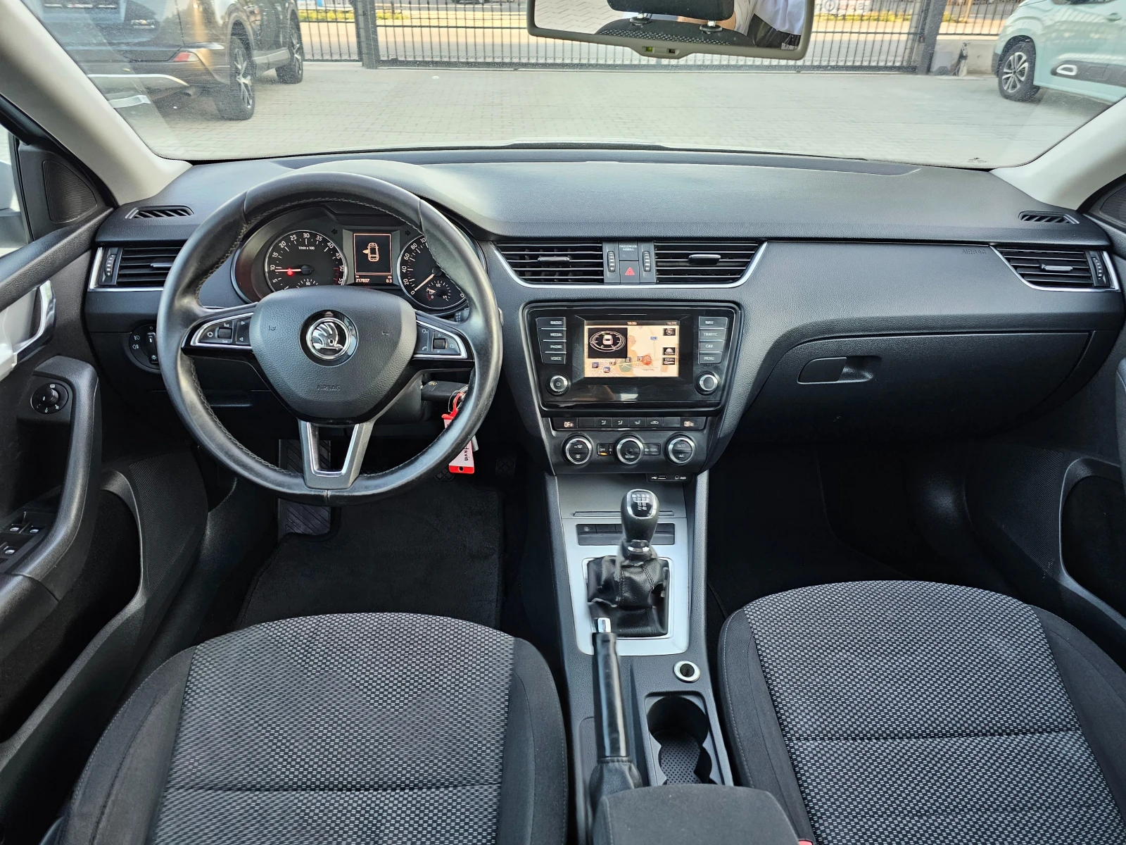 Skoda Octavia 1.6TDI, 105к.с., Нави, Обслужена! - изображение 10