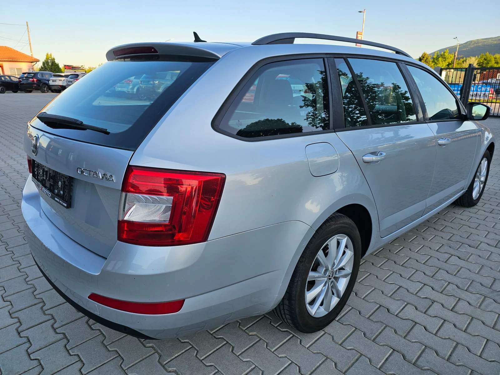 Skoda Octavia 1.6TDI, 105к.с., Нави, Обслужена! - изображение 3