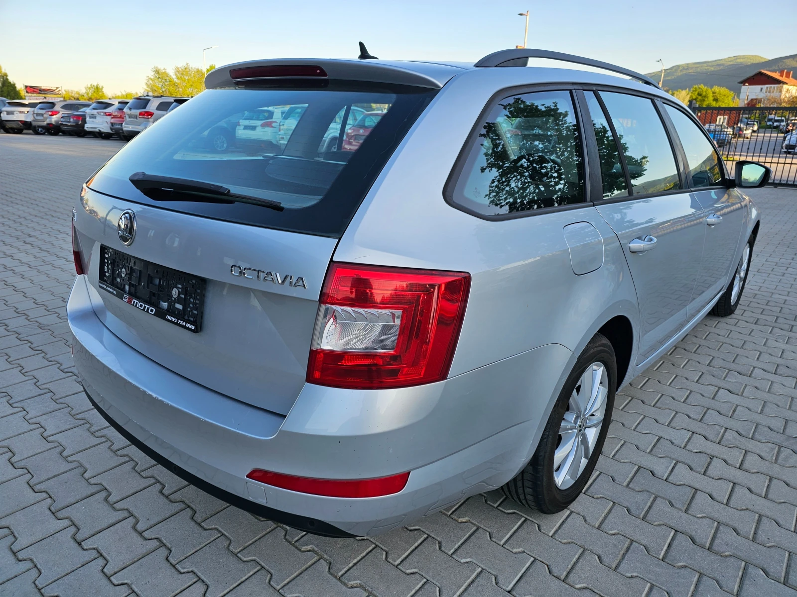 Skoda Octavia 1.6TDI, 105к.с., Нави, Обслужена! - изображение 4