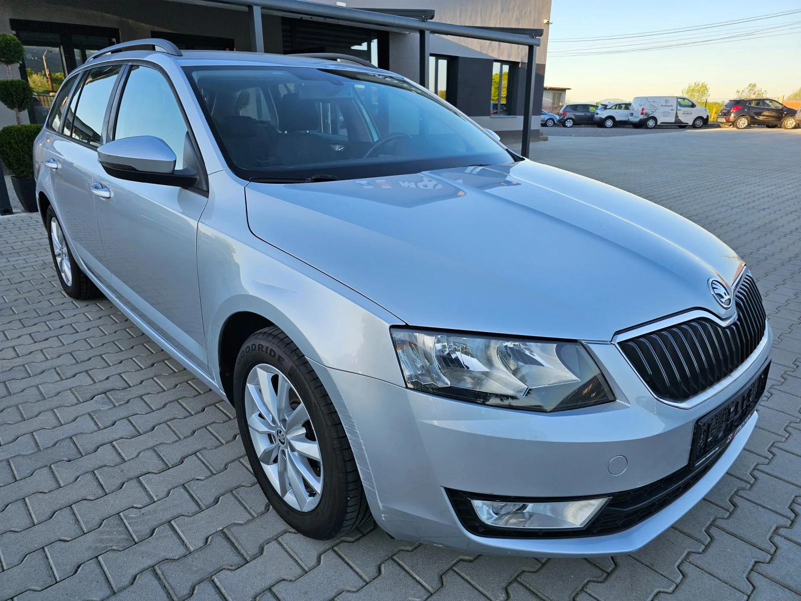 Skoda Octavia 1.6TDI, 105к.с., Нави, Обслужена! - изображение 2