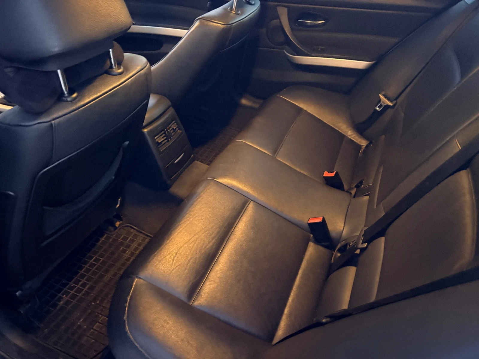 BMW 330 XD 231 кс Кожа Нави Напълно Обслужен, снимка 14 - Автомобили и джипове - 54308650