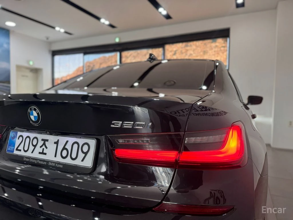 BMW 320 i* M-SPORT* SAPPHIRE BLACK* ПОДГРЕВ* КАМЕРА* КЕЙЛЕ, снимка 5 - Автомобили и джипове - 54810377