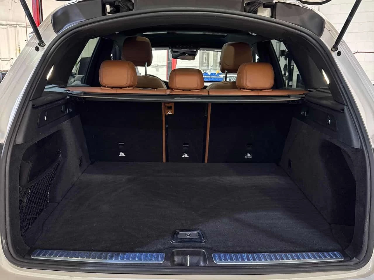 Mercedes-Benz GLC 300 4MATIC* ДИГИТАЛНО ТАБЛО* 360КАМЕРИ* ПАНОРАМА* , снимка 11 - Автомобили и джипове - 53784144