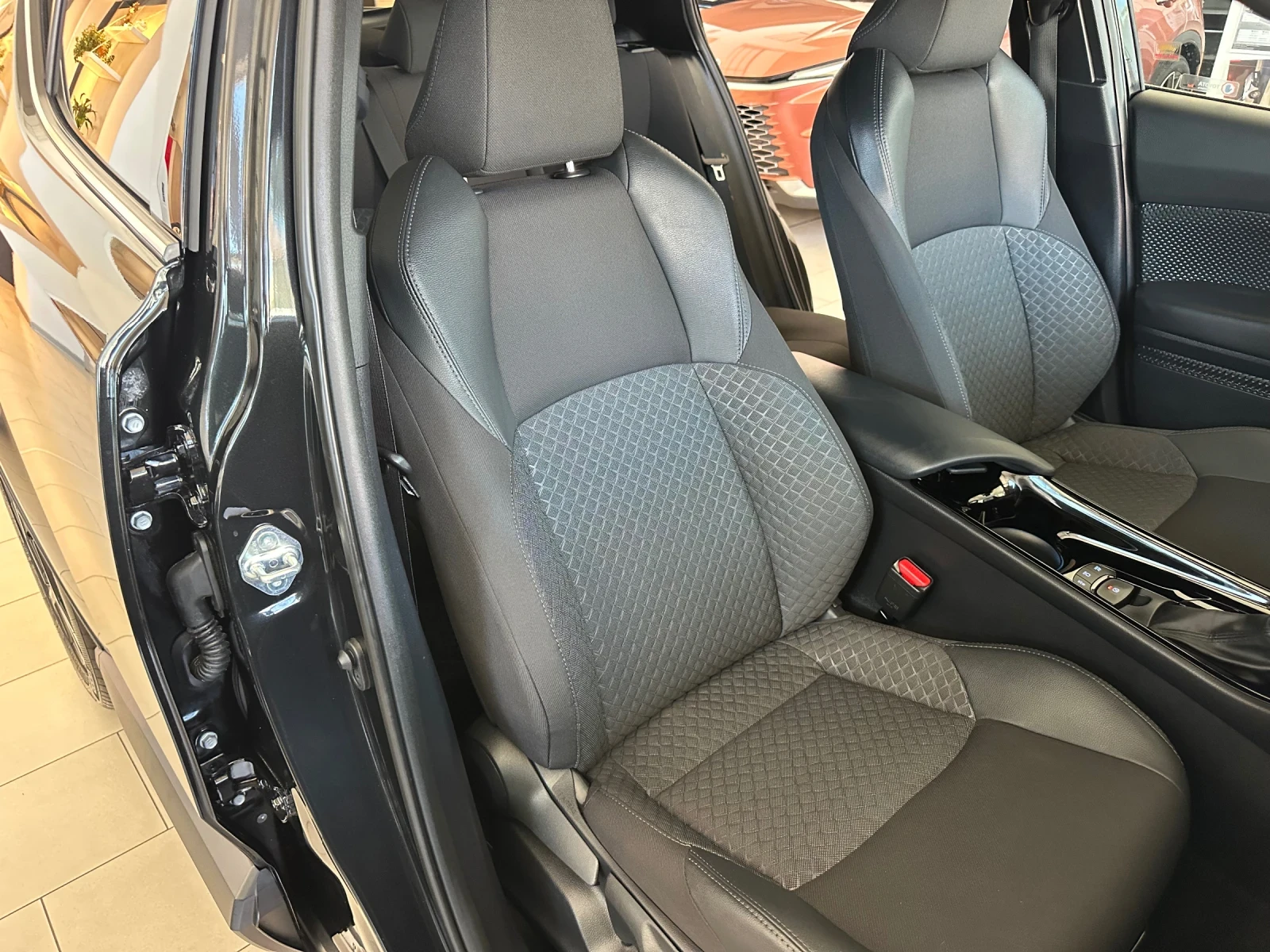 Toyota C-HR Club, снимка 8 - Автомобили и джипове - 54303972