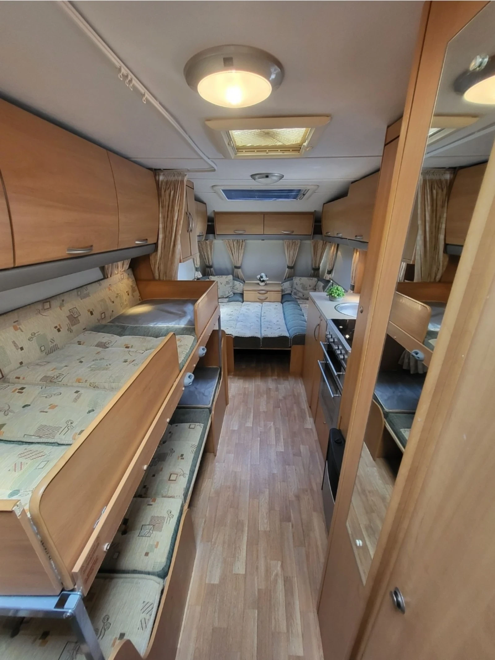 Каравана Swift Celeste, снимка 9 - Каравани и кемпери - 54840769