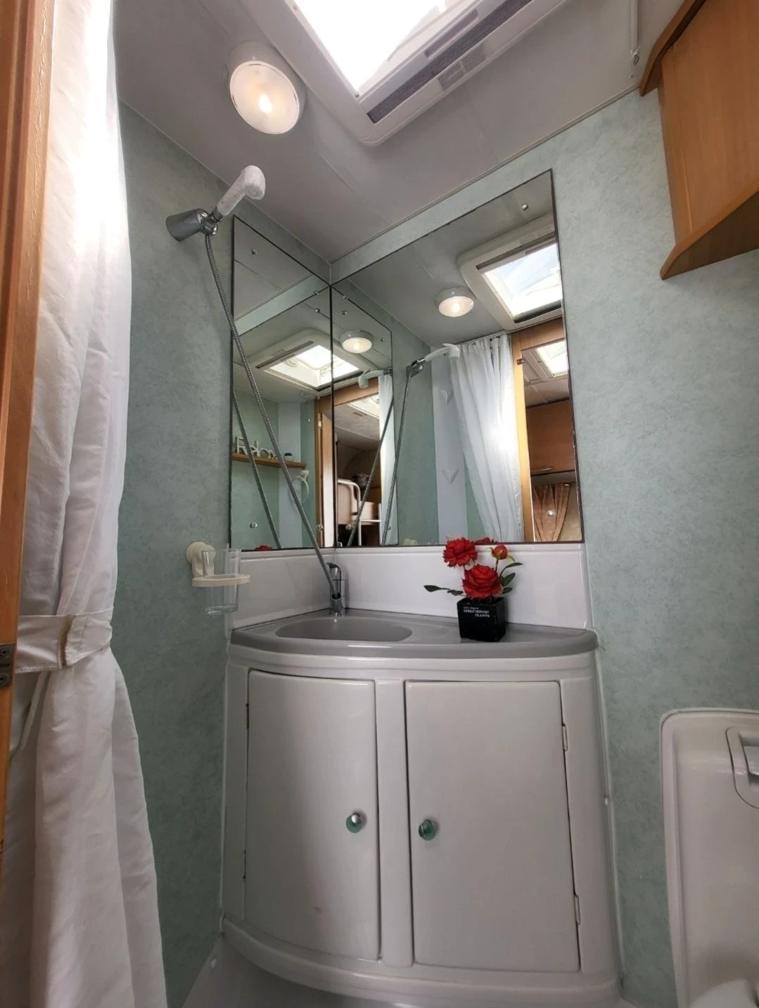 Каравана Swift Celeste, снимка 15 - Каравани и кемпери - 56252605
