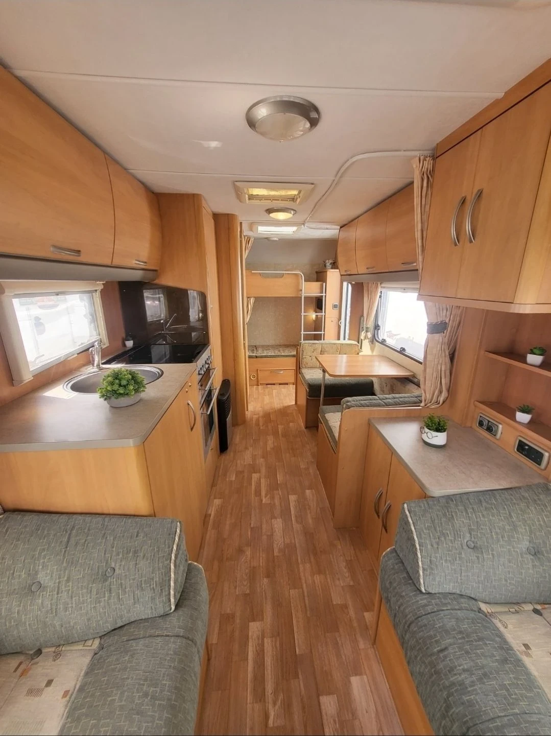 Каравана Swift Celeste, снимка 12 - Каравани и кемпери - 56252605