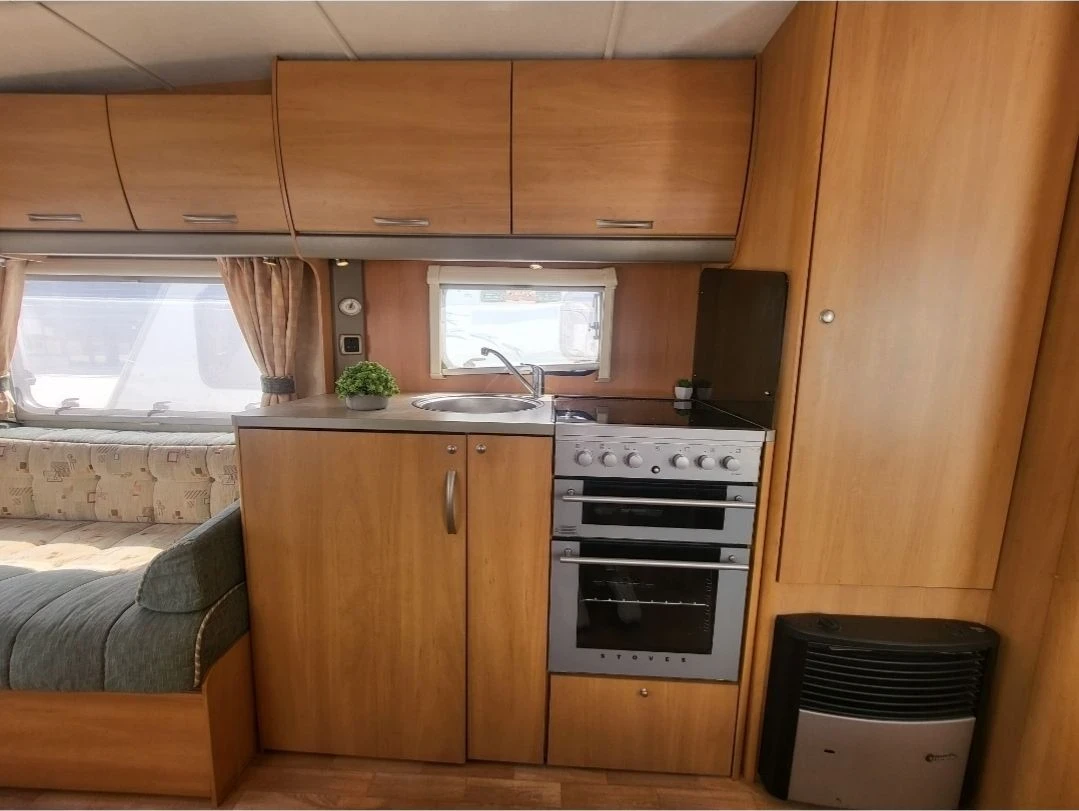 Каравана Swift Celeste, снимка 9 - Каравани и кемпери - 56252605