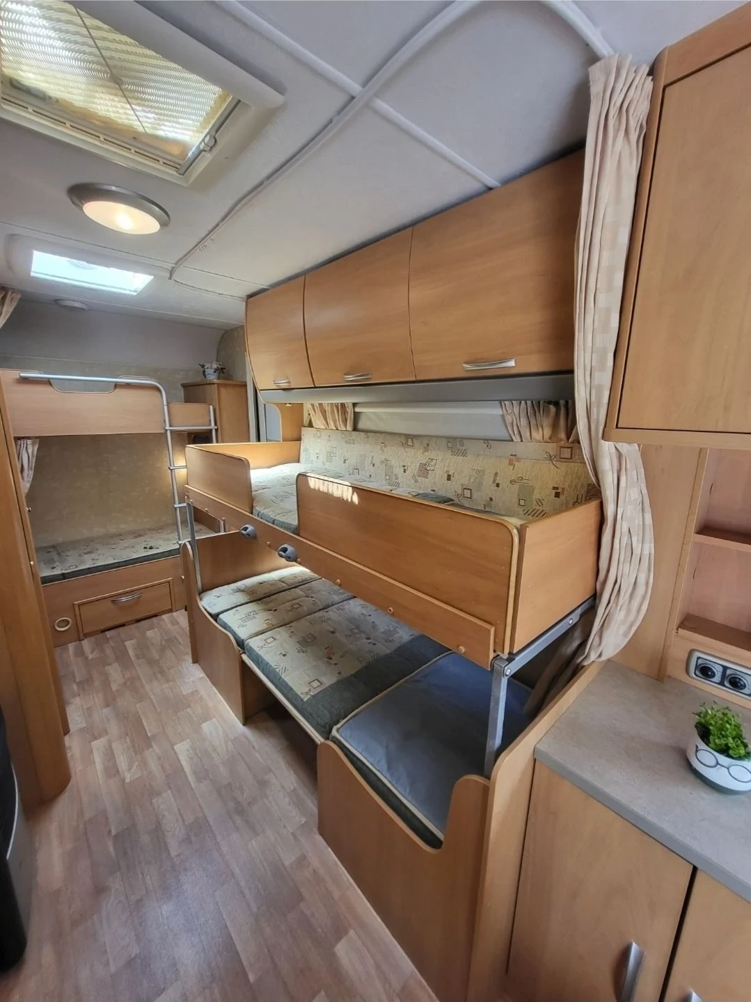 Каравана Swift Celeste, снимка 8 - Каравани и кемпери - 56252605