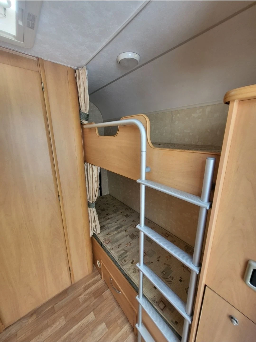 Каравана Swift Celeste, снимка 14 - Каравани и кемпери - 56252605