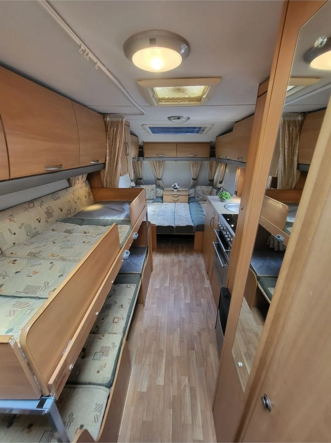Каравана Swift Celeste, снимка 10 - Каравани и кемпери - 56252605