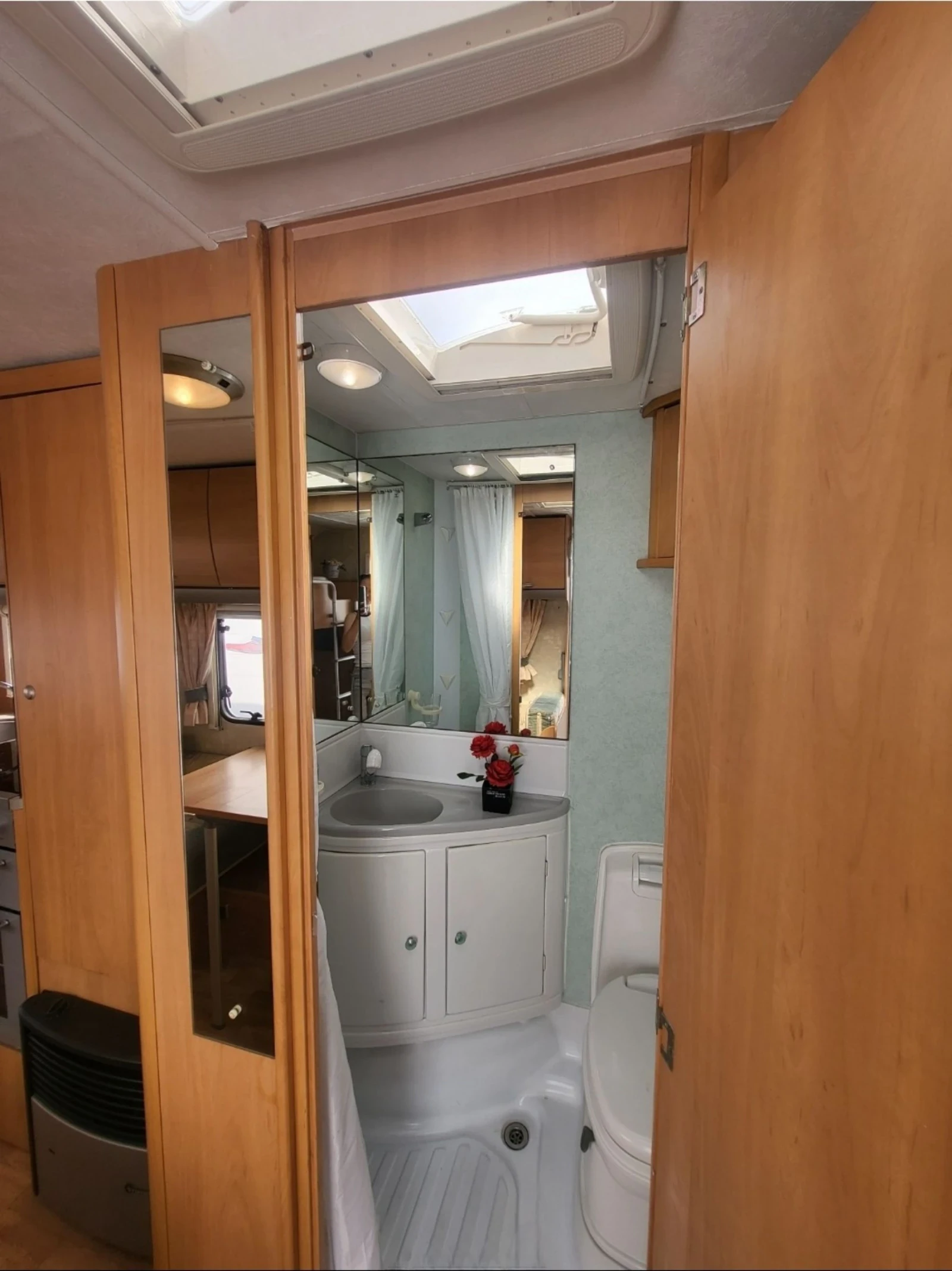 Каравана Swift Celeste, снимка 15 - Каравани и кемпери - 54840769