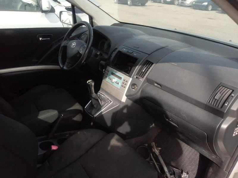 Toyota Corolla verso 2.2D4D, снимка 10 - Автомобили и джипове - 47449391