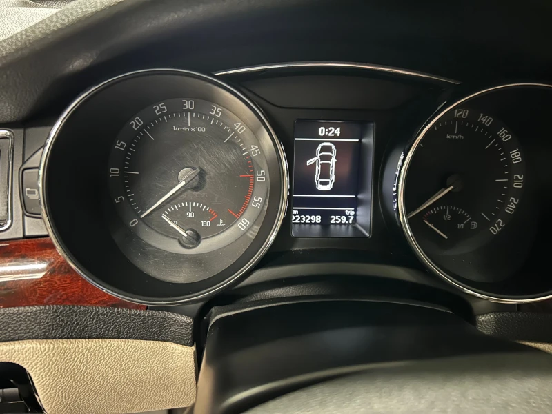 Skoda Superb, снимка 2 - Автомобили и джипове - 52309193