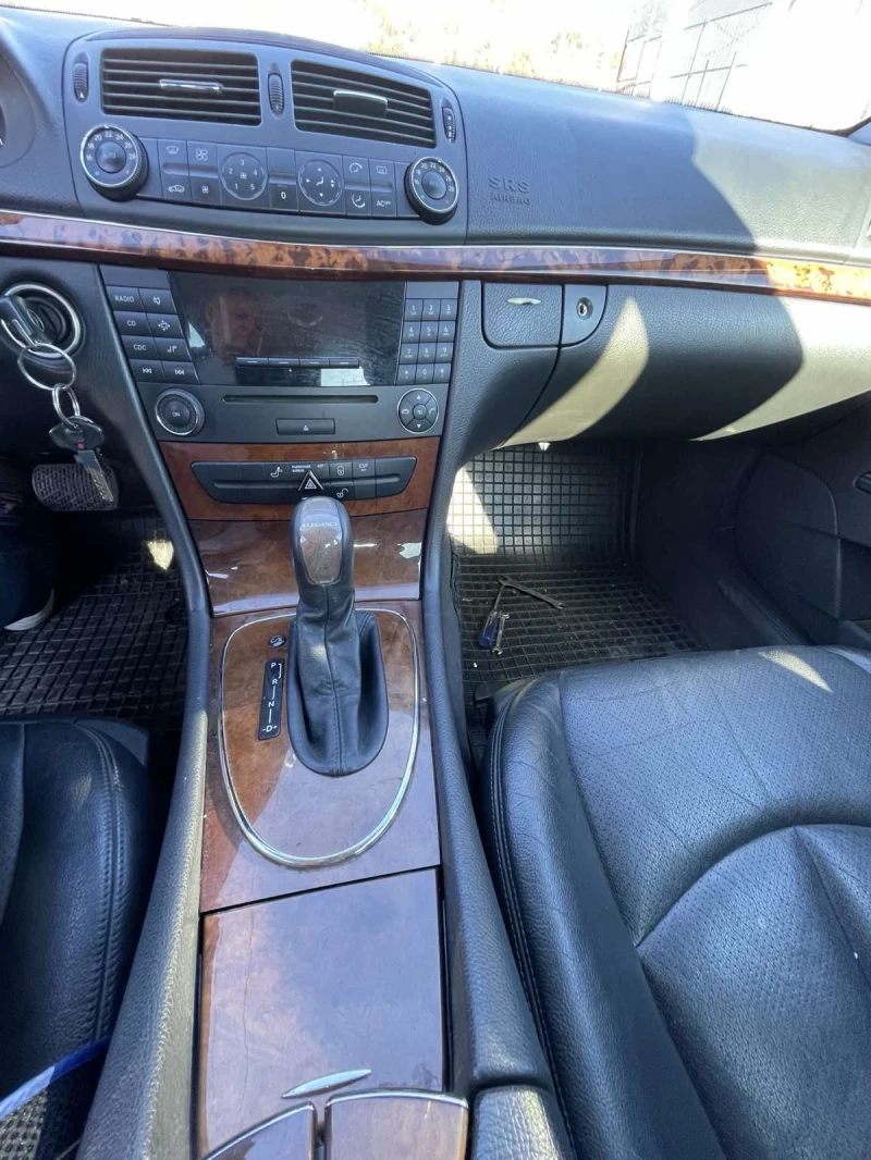 Mercedes-Benz E 220, снимка 4 - Автомобили и джипове - 53088329