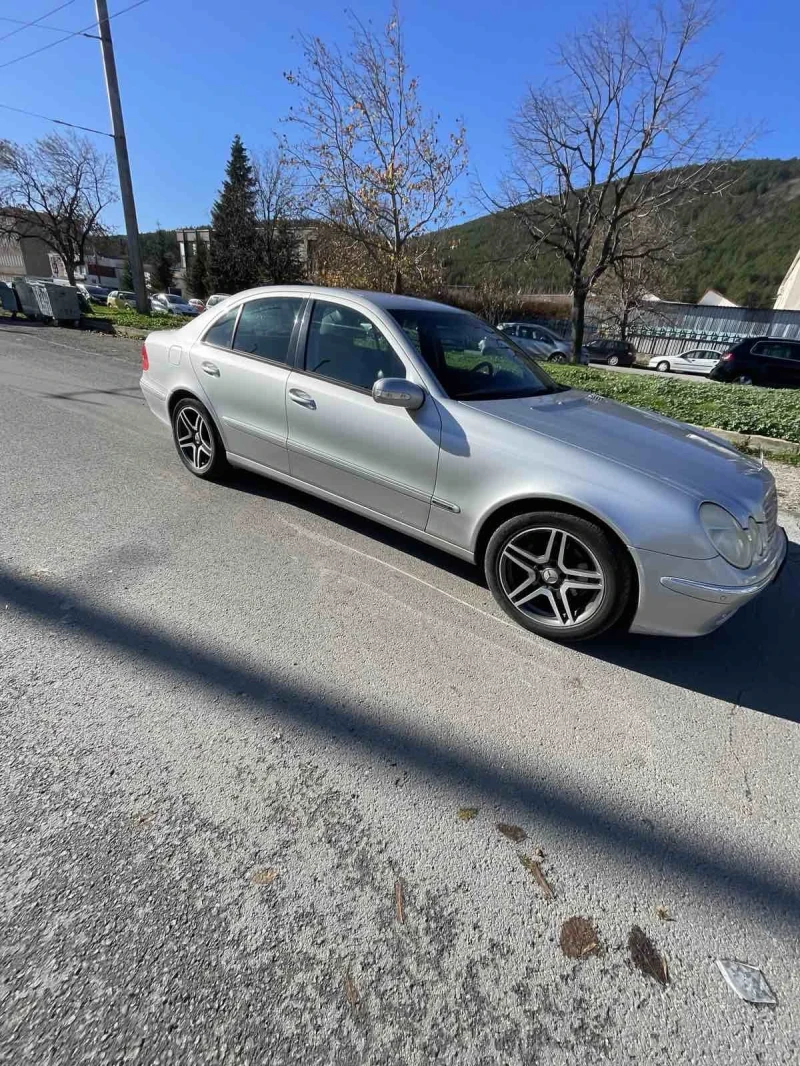 Mercedes-Benz E 220, снимка 2 - Автомобили и джипове - 53088329