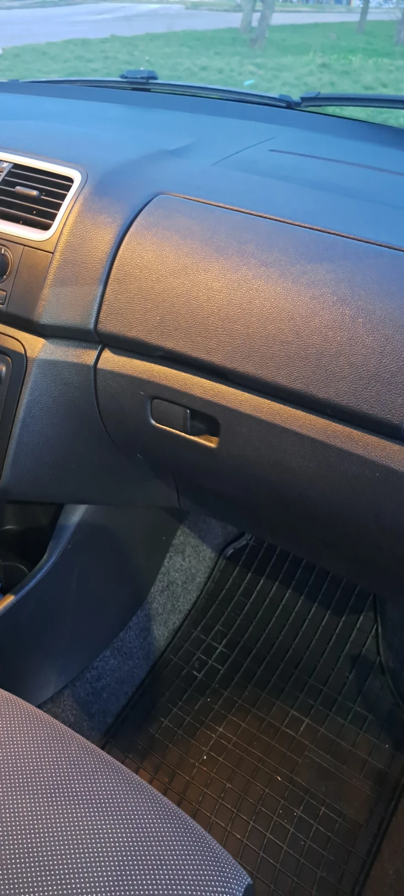 Skoda Fabia 1.4, снимка 8 - Автомобили и джипове - 53419225