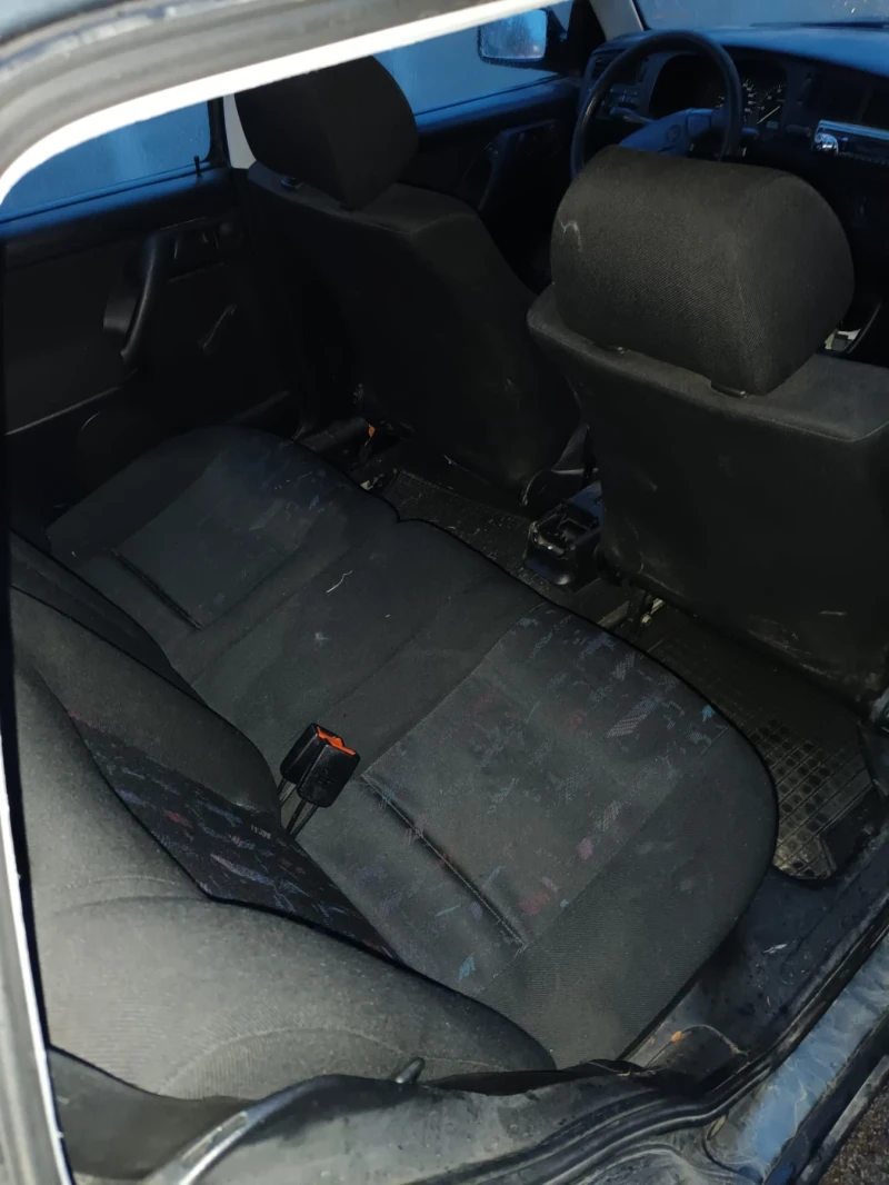 VW Golf 1.6 пълен инжекцион, снимка 7 - Автомобили и джипове - 53457533
