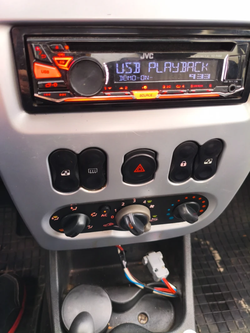 Dacia Logan, снимка 9 - Автомобили и джипове - 53483751