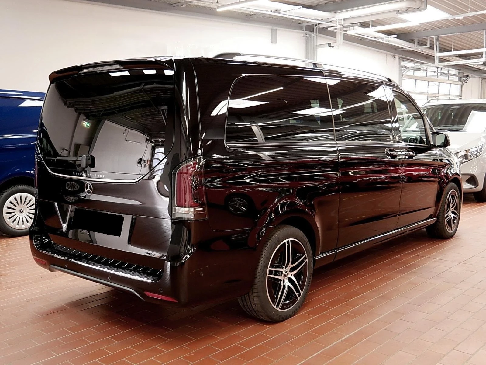 Mercedes-Benz V 300 d/AMG/4M/EXTRALONG/BURMESTER/NIGHT/360/AIRMATIC/ - изображение 4