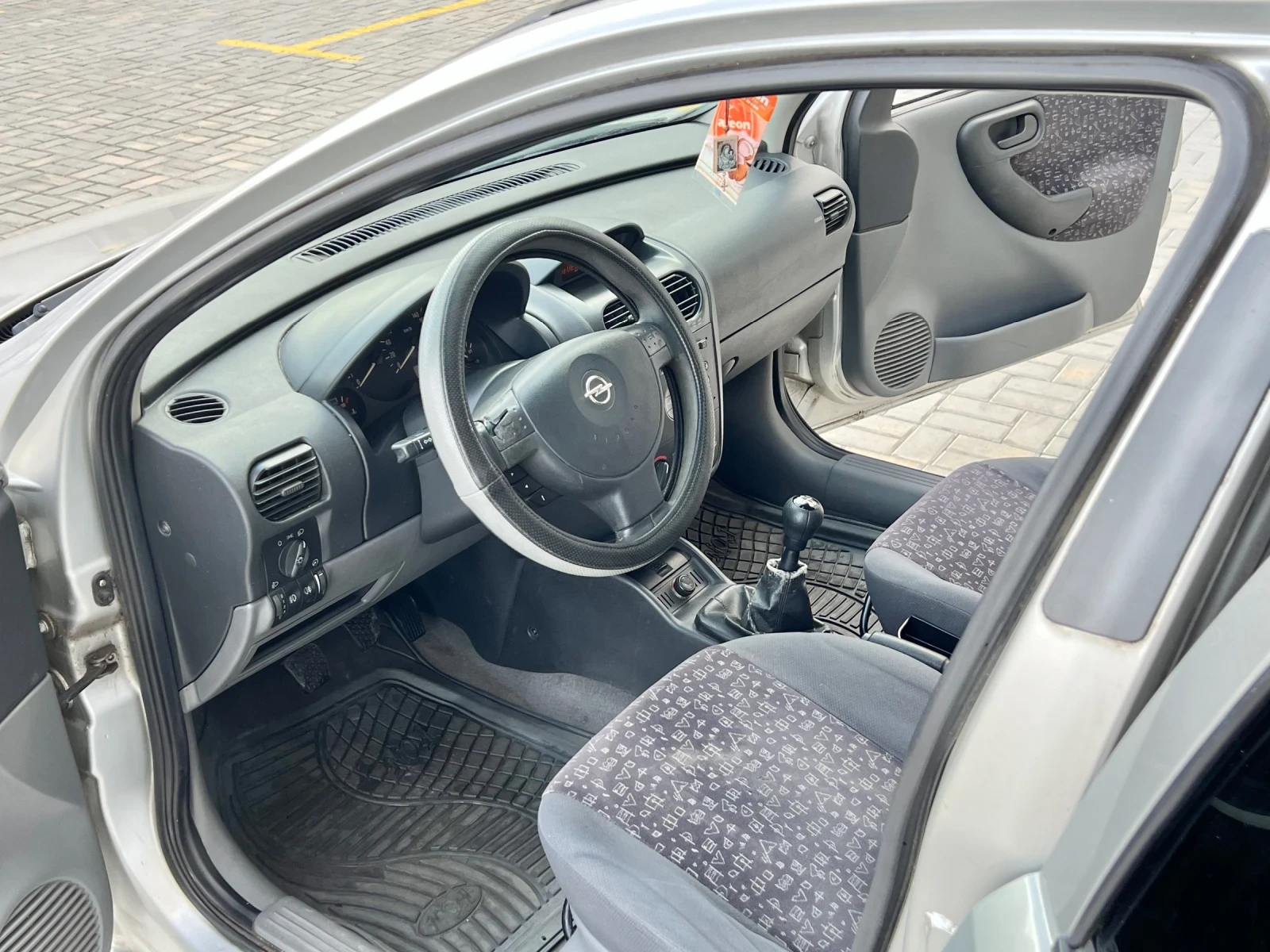 Opel Corsa 1.2i 75 к.с 2004г - изображение 8