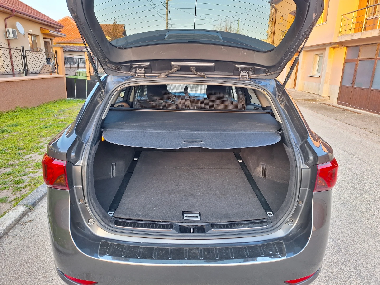 Toyota Avensis 1.8VVTi Швейцария Edition S 150х.км. с ИСТОРИЯ, снимка 12 - Автомобили и джипове - 53771892