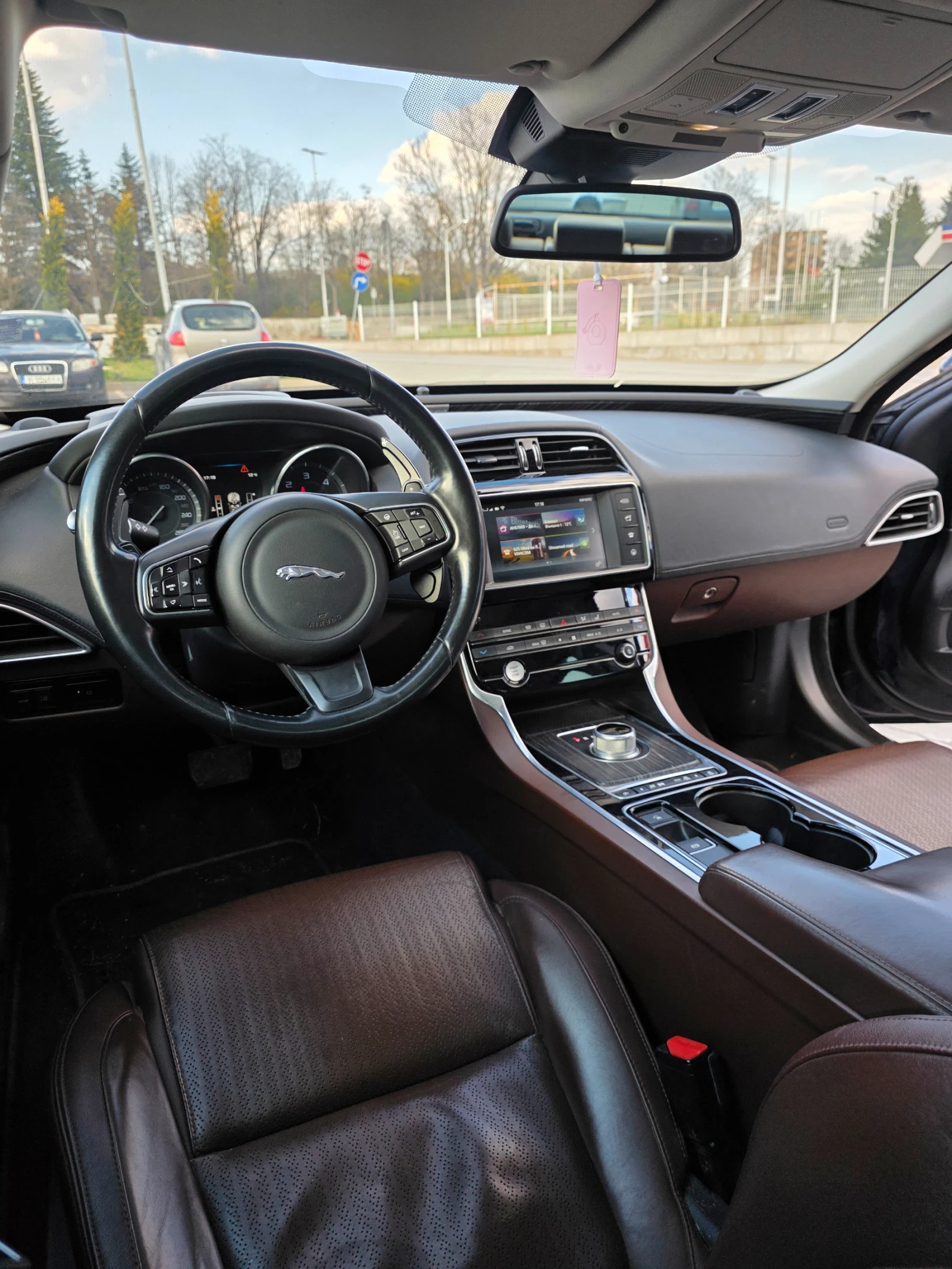 Jaguar XE 2.0d, снимка 7 - Автомобили и джипове - 54100598