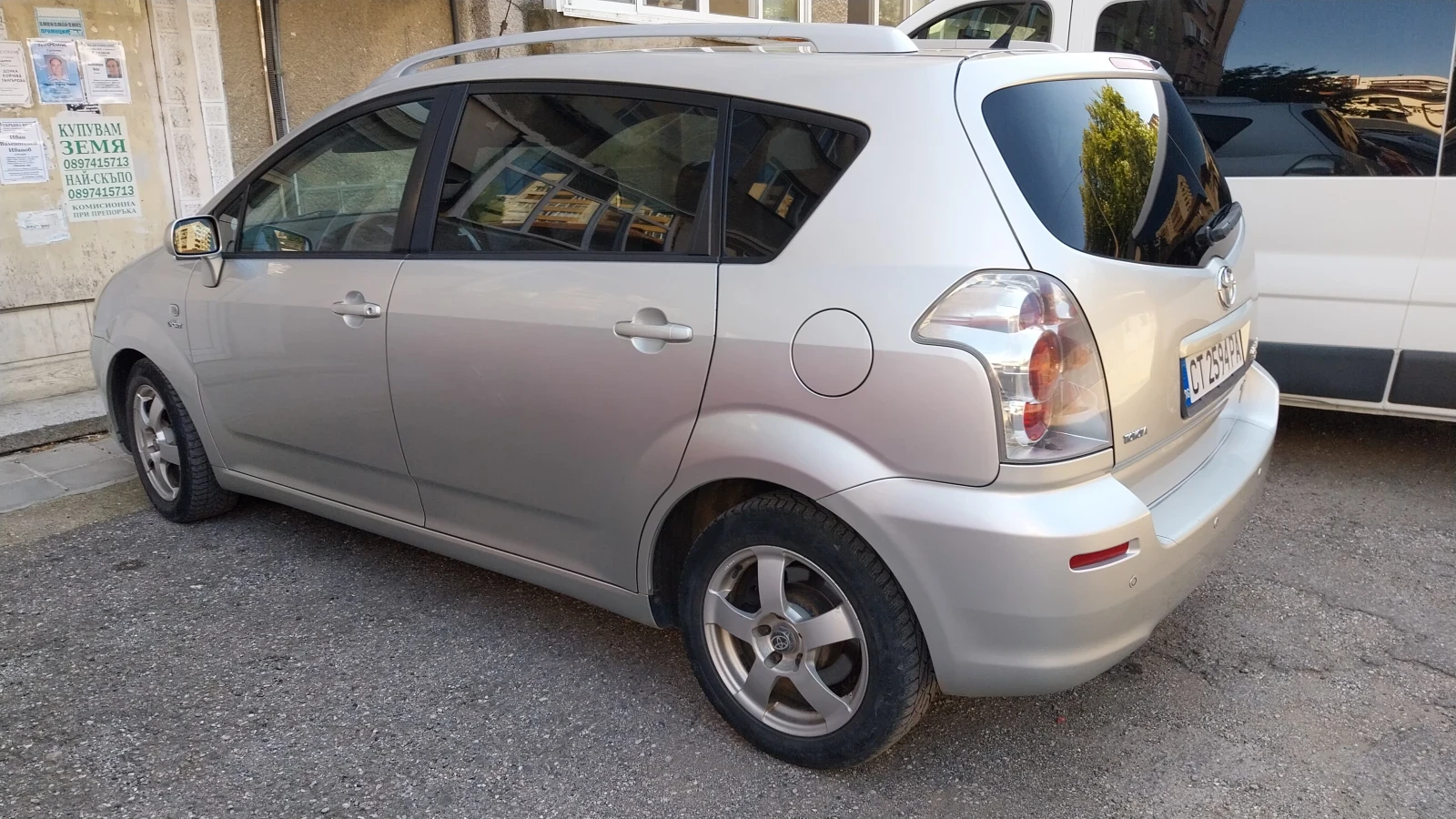 Toyota Corolla verso 2.2 D4D, снимка 2 - Автомобили и джипове - 54245684
