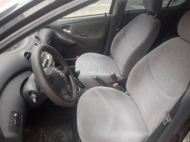 Toyota Yaris 1.0, снимка 8 - Автомобили и джипове - 48299655