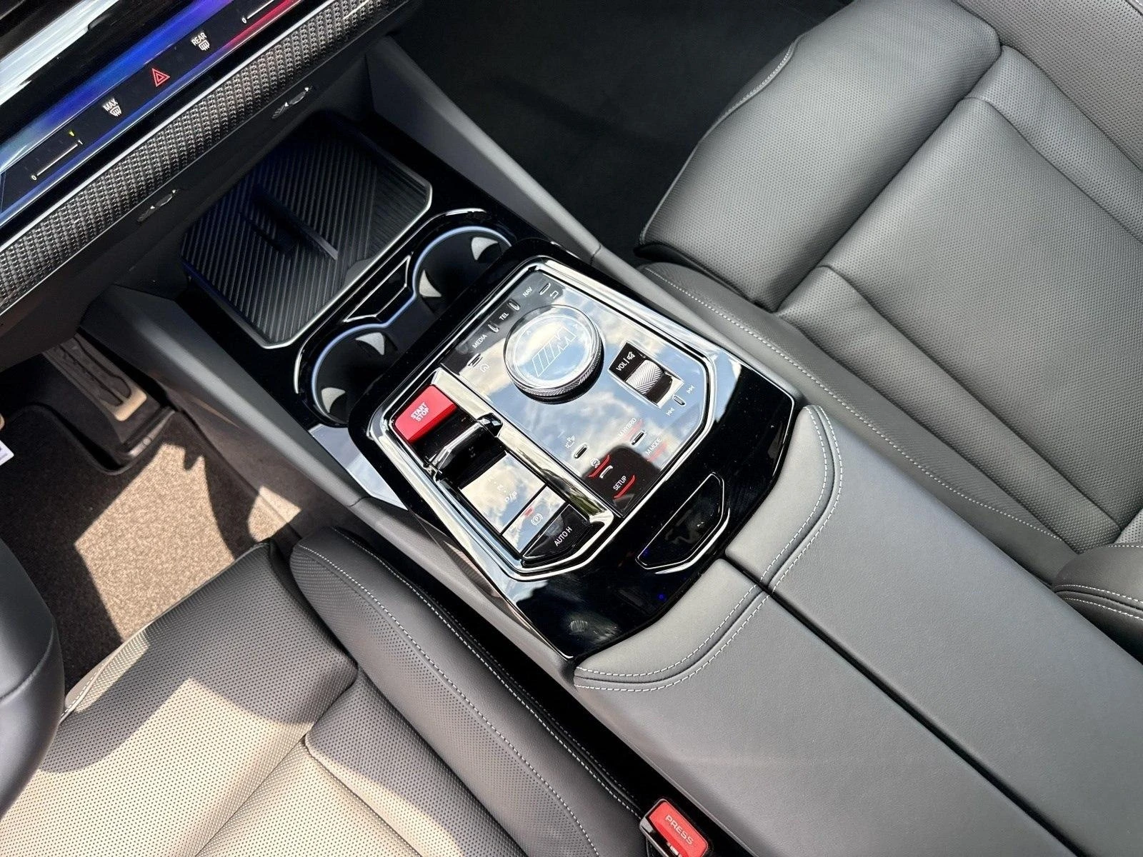 BMW M5 4.4 V8/PLUG-IN/CARBON/ICONIC GLOW/B&W/HEAD UP/360/ - изображение 9