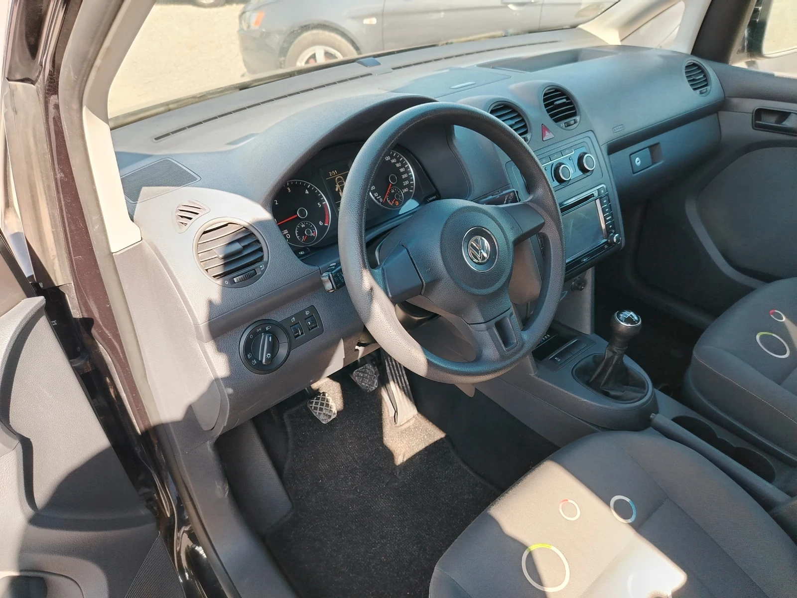 VW Caddy 1.6 TDI Пътническо , снимка 11 - Автомобили и джипове - 54156078