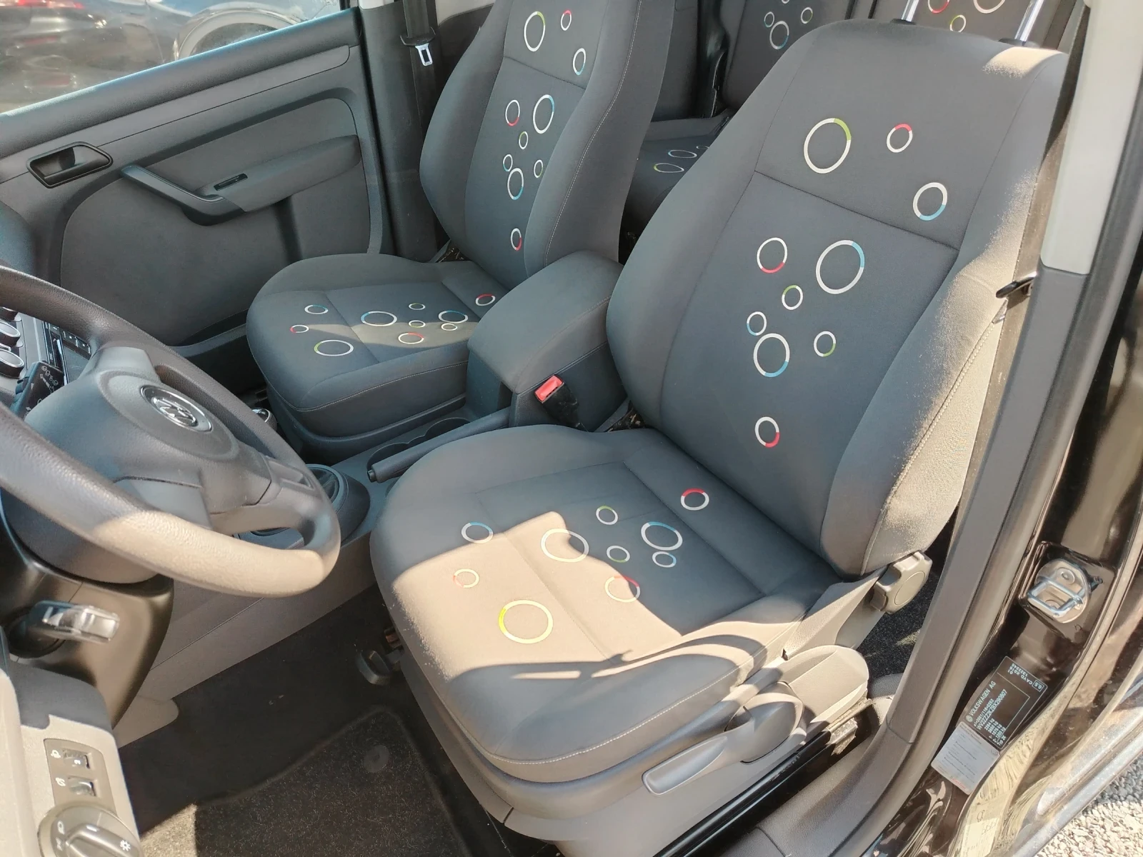 VW Caddy 1.6 TDI Пътническо , снимка 12 - Автомобили и джипове - 54156078