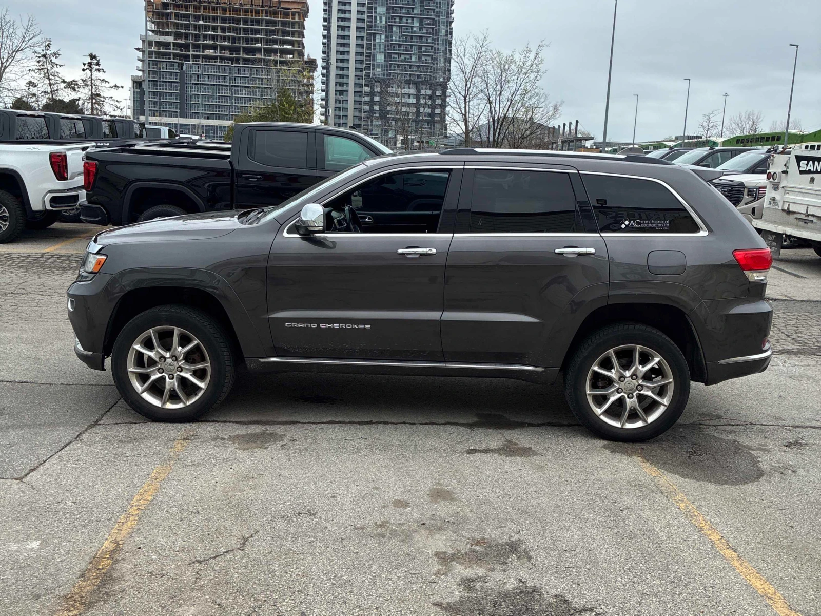 Jeep Grand cherokee Summit* Задна камера* Обдухване* Шибидах* H&K* , снимка 2 - Автомобили и джипове - 54370197