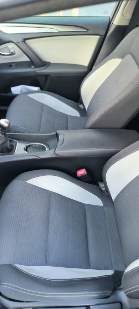 Toyota Avensis 1.6/D4D/Keyless/Distronic/Navi, снимка 14