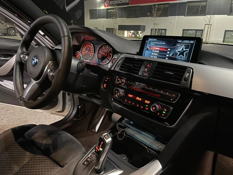 BMW 320 xDrive facelift , снимка 13 - Автомобили и джипове - 47394784