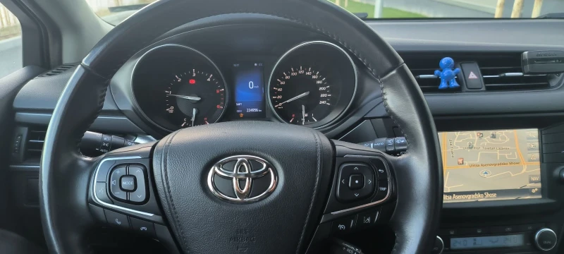 Toyota Avensis 1.6/D4D/Keyless/Distronic/Navi, снимка 12 - Автомобили и джипове - 53057523