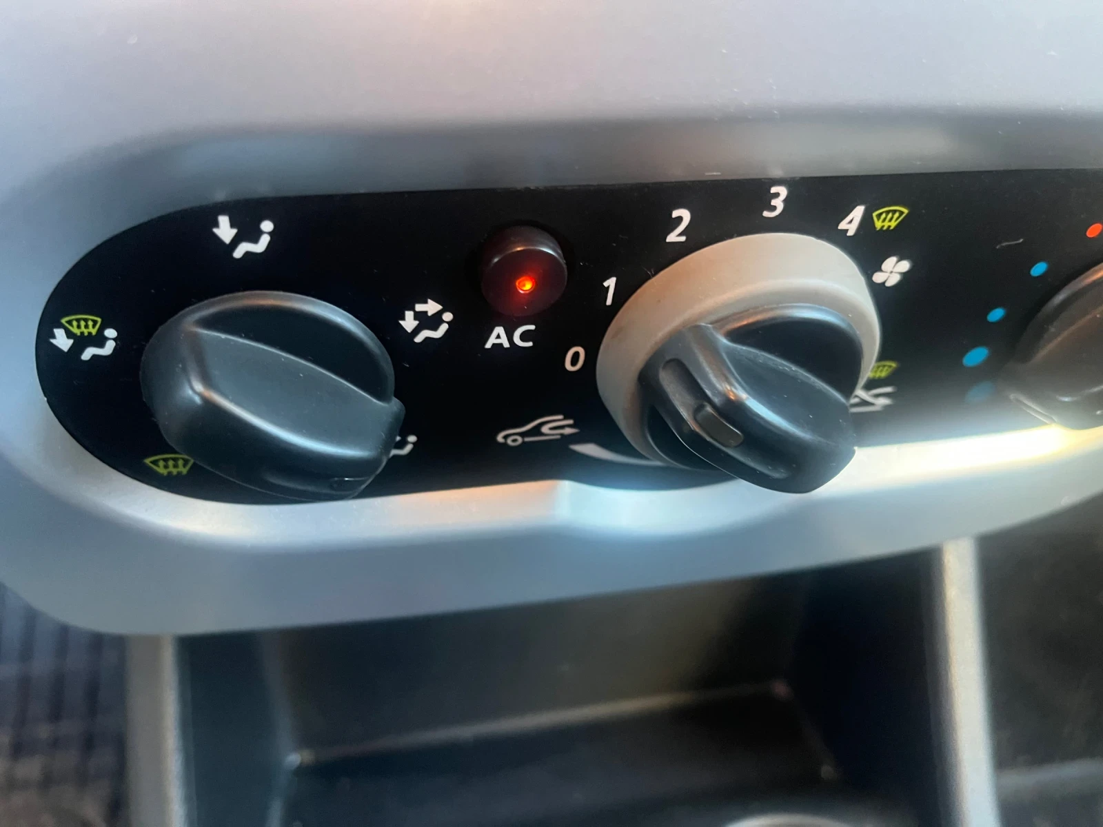 Dacia Sandero 1.4 MPI КЛИМАТИК , снимка 7 - Автомобили и джипове - 54648428