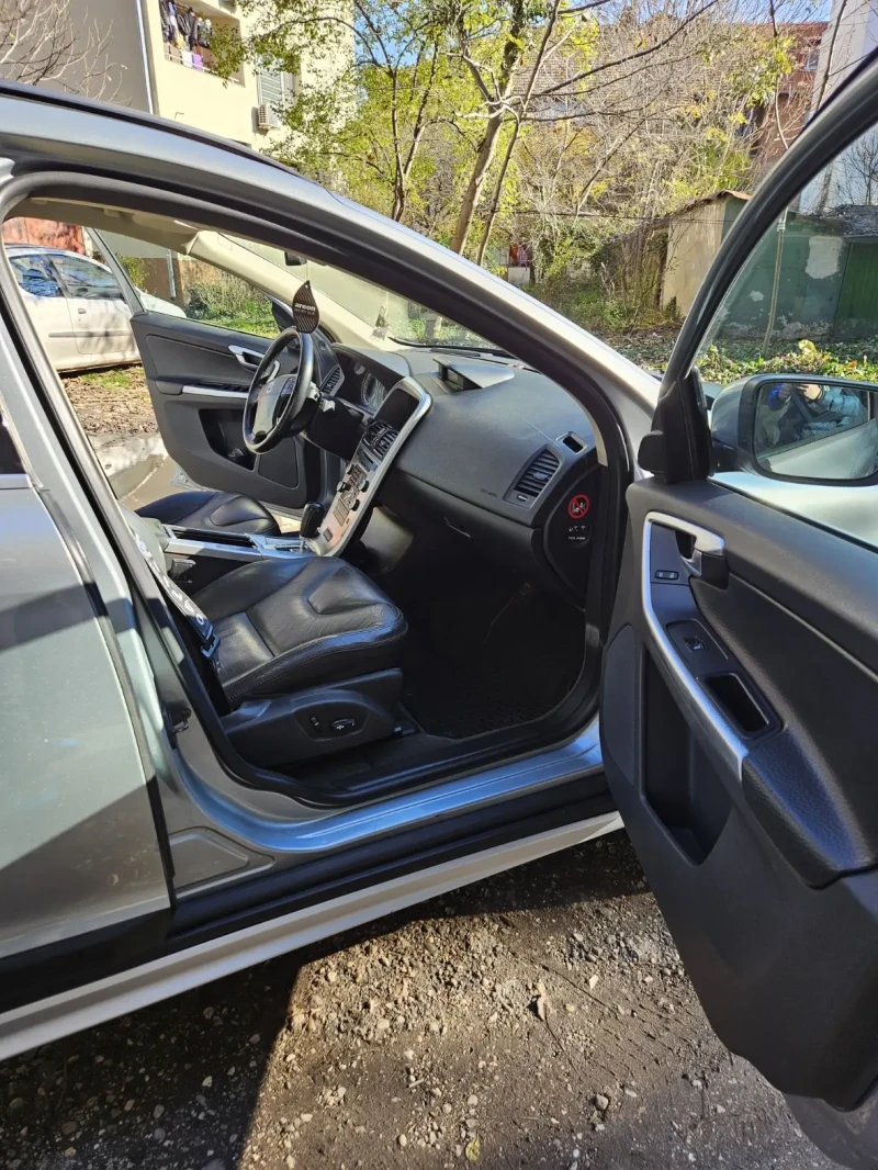 Volvo XC60 D5, снимка 10 - Автомобили и джипове - 52686753