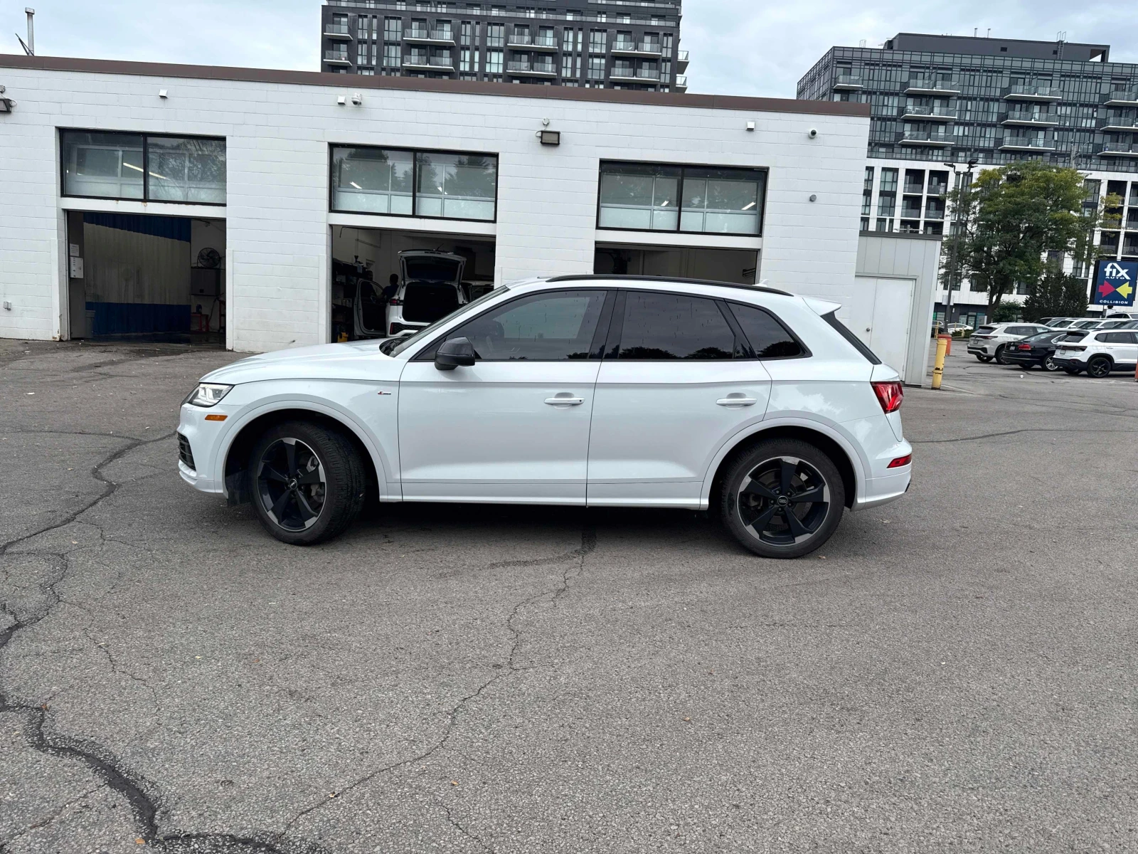 Audi Q5 QUATTRO * ГЛАВНО ПРЕДСТАВИТЕЛСТВО НА VOLKSWAGEN* , снимка 3 - Автомобили и джипове - 56088927