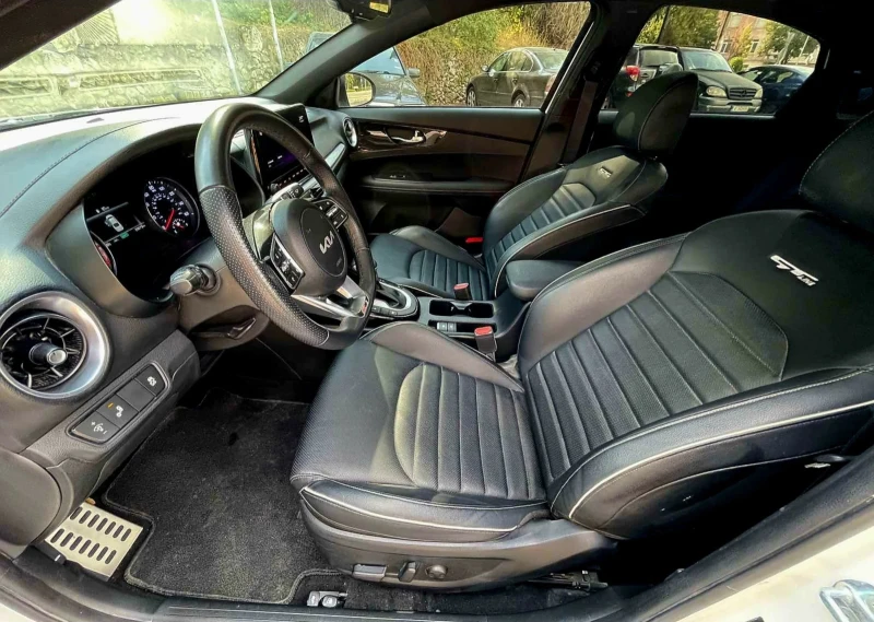Kia Forte К3 GT-2.0 MPI фейслифт голяма навигация, дистроник, снимка 9 - Автомобили и джипове - 51693301