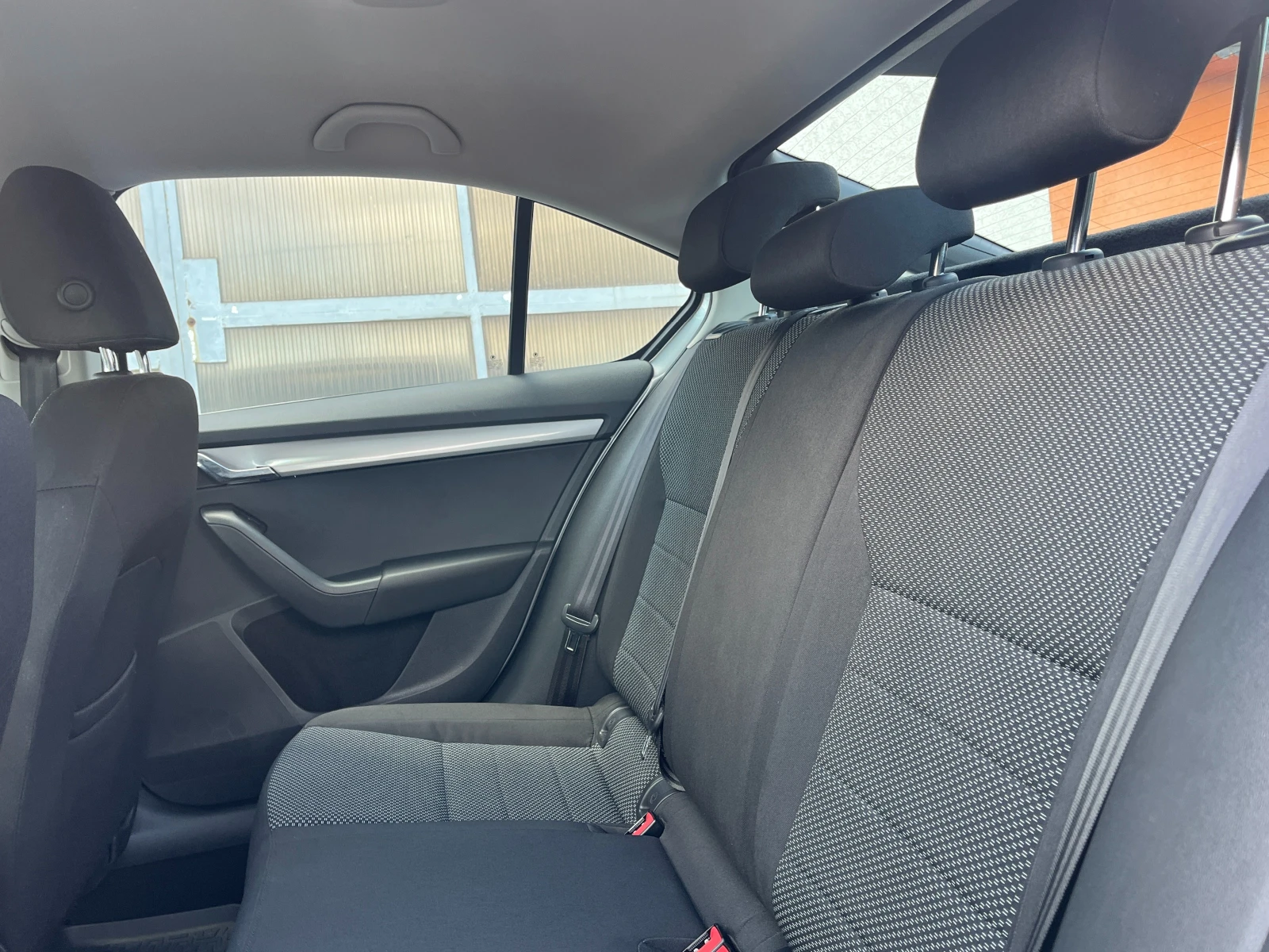 Skoda Octavia 1.4i Седан/Лимузина - изображение 10