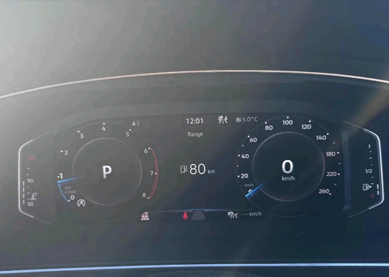 VW Tiguan SE 2.0L R-LINE , снимка 11 - Автомобили и джипове - 52540953