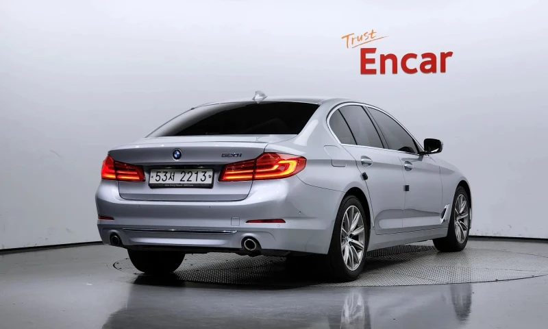 BMW 520 5 Series (G30) 520I Luxury, снимка 2 - Автомобили и джипове - 52926323